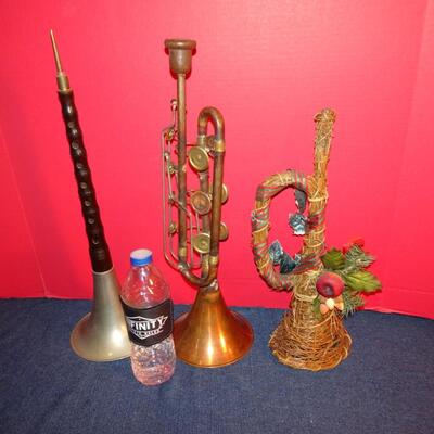 LOT 292. MUSICAL HOME DECOR