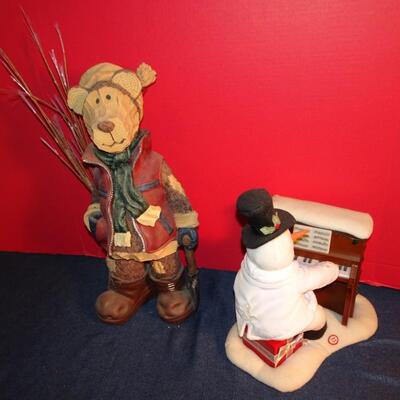 LOT 293. HOLIDAY DECOR