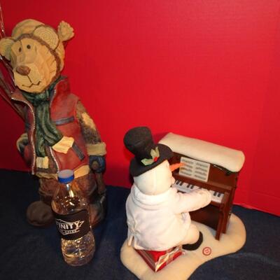 LOT 293. HOLIDAY DECOR