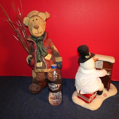 LOT 293. HOLIDAY DECOR