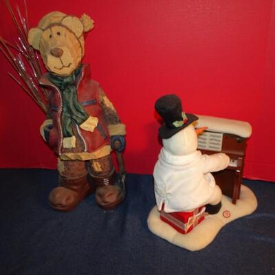 LOT 293. HOLIDAY DECOR