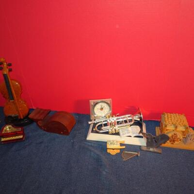 LOT 295. MUSICAL INSTRUMENT HOME DECOR