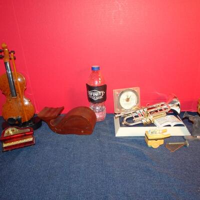 LOT 295. MUSICAL INSTRUMENT HOME DECOR