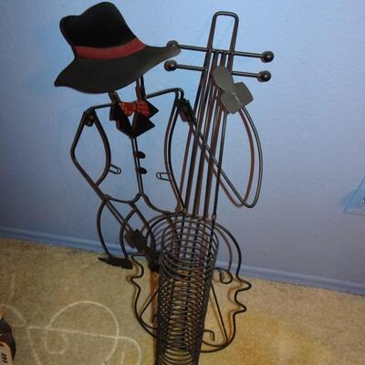 LOT 296. MUSICAL INSTRUMENT HOME DECOR METAL CD RACK