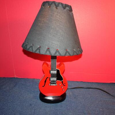 LOT 300 MUSICAL INSTRUMENT HOME DECOR GUITAR LAMP