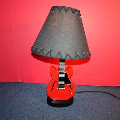 LOT 300 MUSICAL INSTRUMENT HOME DECOR GUITAR LAMP
