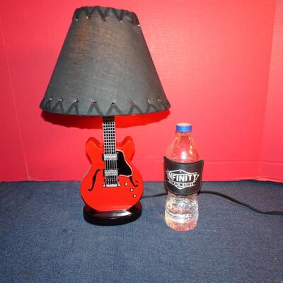 LOT 300 MUSICAL INSTRUMENT HOME DECOR GUITAR LAMP