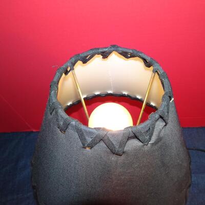 LOT 300 MUSICAL INSTRUMENT HOME DECOR GUITAR LAMP