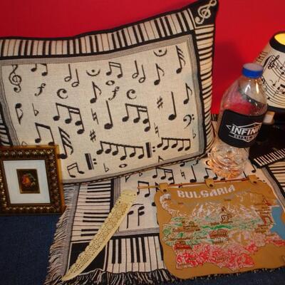 LOT 301. MUSICAL INSTRUMENT HOME DECOR  AND MINI CHAIR