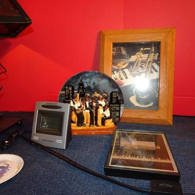 LOT 306. MUSICAL INSTRUMENT HOME DECOR AND LAMP