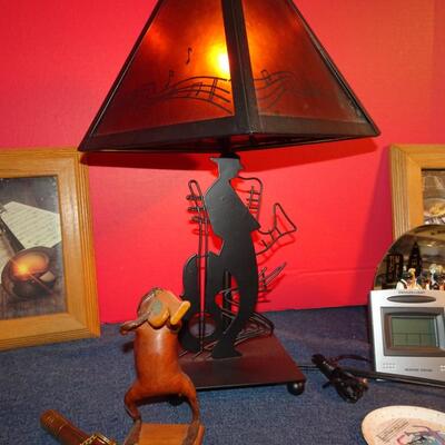 LOT 306. MUSICAL INSTRUMENT HOME DECOR AND LAMP