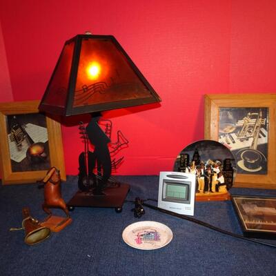 LOT 306. MUSICAL INSTRUMENT HOME DECOR AND LAMP