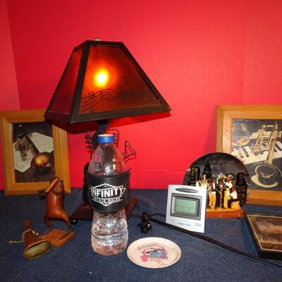 LOT 306. MUSICAL INSTRUMENT HOME DECOR AND LAMP