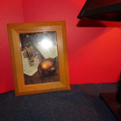 LOT 306. MUSICAL INSTRUMENT HOME DECOR AND LAMP