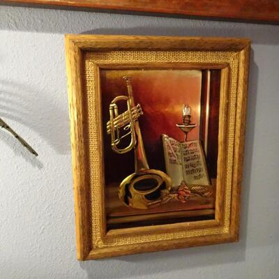LOT 311  MUSICAL RELATED WALL HOME DECOR