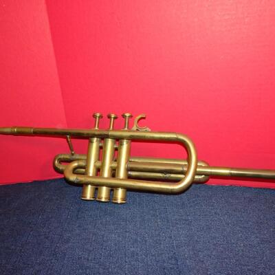 LOT 313  OLDER INSTRUMENTS USED FOR WALL DECOR