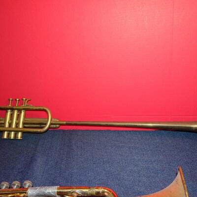 LOT 313  OLDER INSTRUMENTS USED FOR WALL DECOR