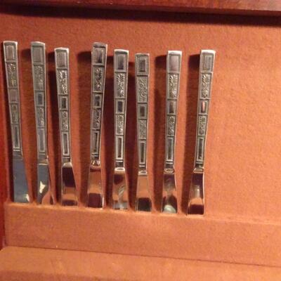 LOT 318. VINTAGE FLATWARE SET AND BOX