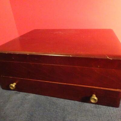 LOT 318. VINTAGE FLATWARE SET AND BOX