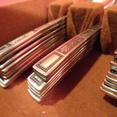 LOT 318. VINTAGE FLATWARE SET AND BOX