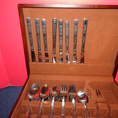 LOT 318. VINTAGE FLATWARE SET AND BOX
