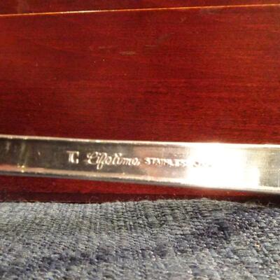 LOT 318. VINTAGE FLATWARE SET AND BOX