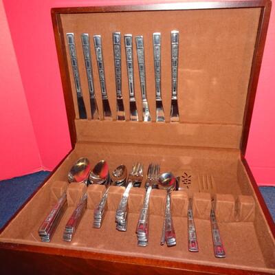 LOT 318. VINTAGE FLATWARE SET AND BOX