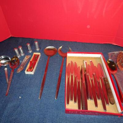 LOT 323. FLATWARE AND KITCHEN ITEMS