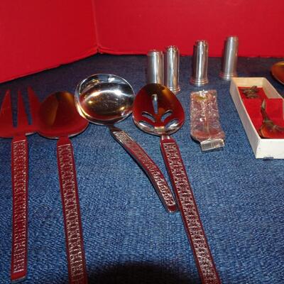 LOT 323. FLATWARE AND KITCHEN ITEMS