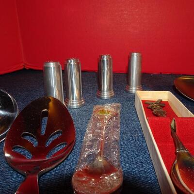 LOT 323. FLATWARE AND KITCHEN ITEMS