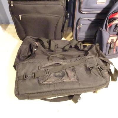 LOT 326. LUGGAGE AND DUFFLE BAGS