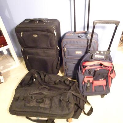 LOT 326. LUGGAGE AND DUFFLE BAGS