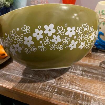 Large Daisy vintage Pyrex bowl