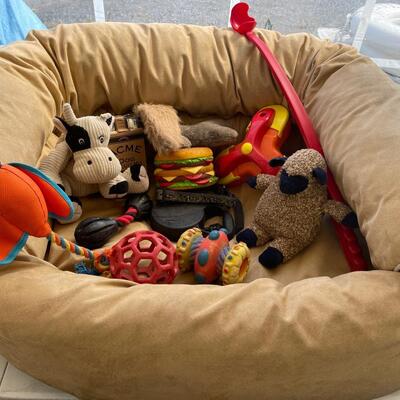 889 Large Dog Bed with Leash & Toys