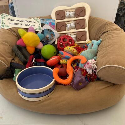 900 Large Dog Bed with Toys and Leashes