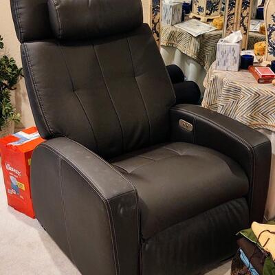 Luma with Lift Assist Chair