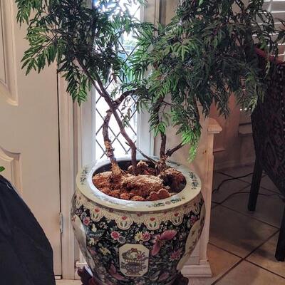 Oriental Pot w/stand & Bonsai