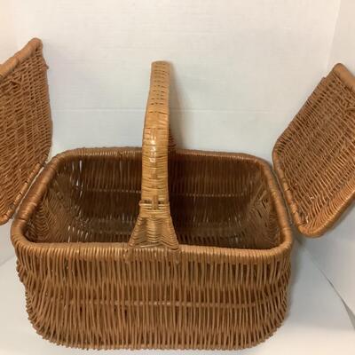 Lot 948. Vintage Market/Sewing/Picnic Basket