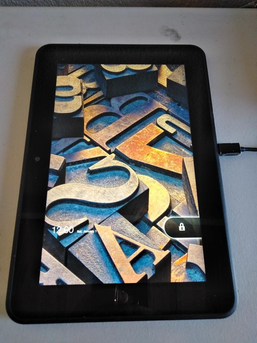 LOT 3 KINDLE FIRE HD WITH CASE