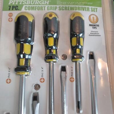 LOT 68 NEW SCREWDRIVERS, PLIERS AND UTILITY KNIFE