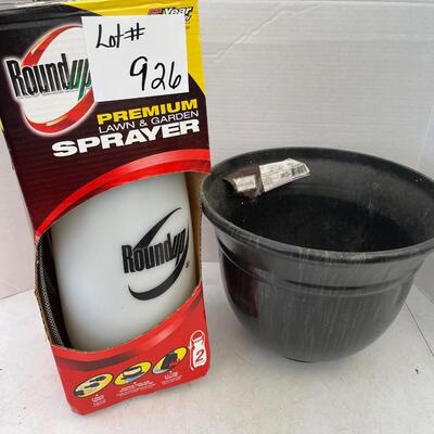 926 Bug Sprayer & Plastic Planter