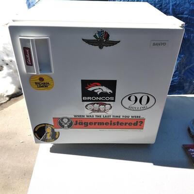 LOT 98 MAN CAVE OR SHE SHED SANYO SMALL REFRIGERATOR