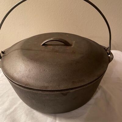 Cast iron covered Dutch oven