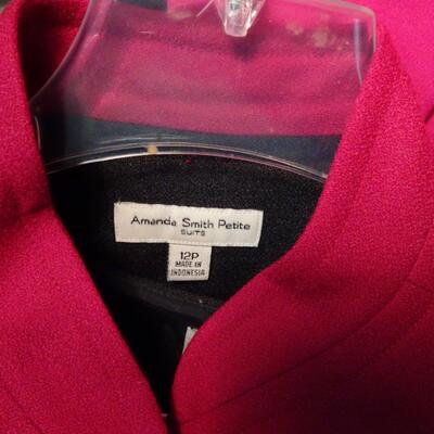 LOT 400. COLLECTION OF CLOTHING