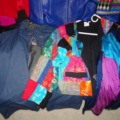 LOT 400. COLLECTION OF CLOTHING