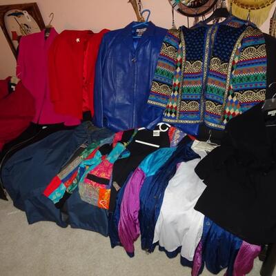 LOT 400. COLLECTION OF CLOTHING