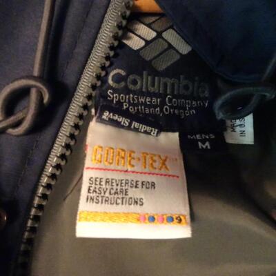 LOT 400. COLLECTION OF CLOTHING