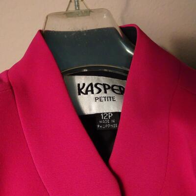 LOT 400. COLLECTION OF CLOTHING