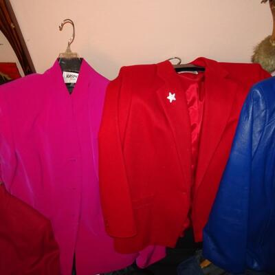 LOT 400. COLLECTION OF CLOTHING