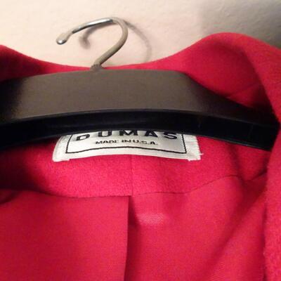 LOT 400. COLLECTION OF CLOTHING